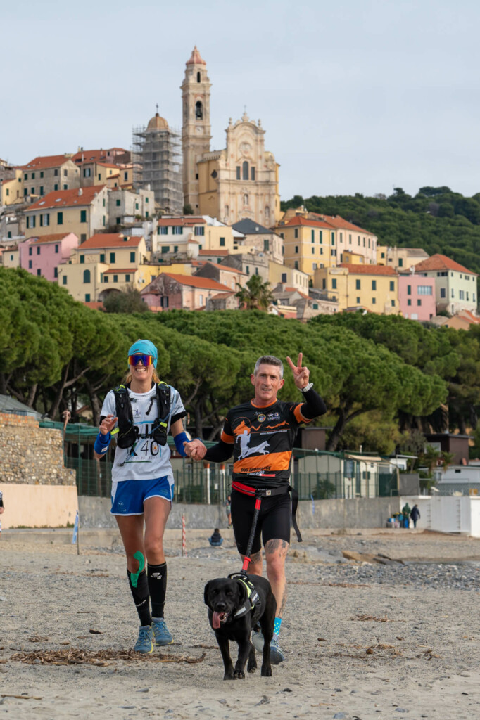 Partecipanti al Trail del Ciapà sulla spiaggia di Cervo con il borgo sullo sfondo. Foto: Dianese Outdoor.