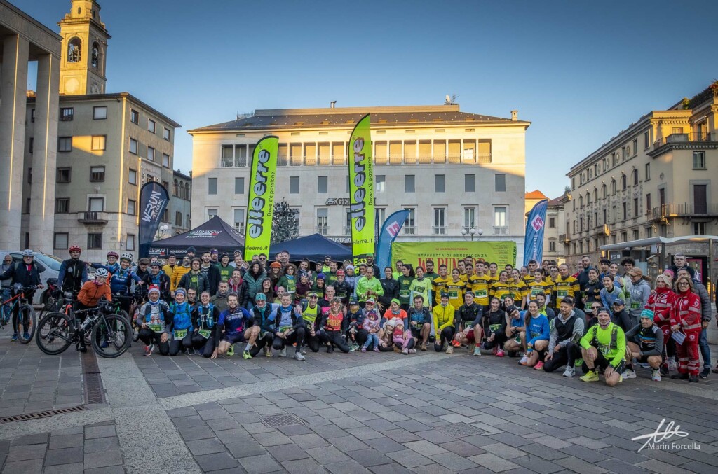 We Run For Christmas 2025, folto gruppo di partecipanti in piazza della Libertà a Bergamo