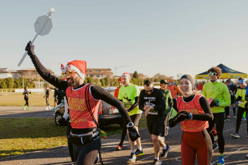 We Run For Christmas 2025, corridori in azione durante la staffetta solidale