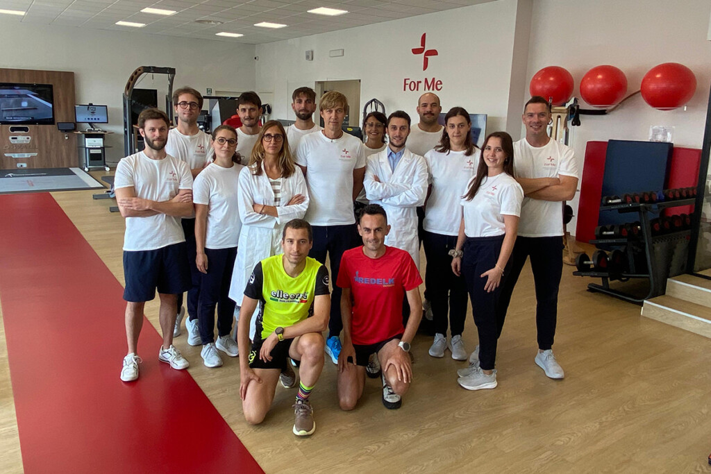 Alex Baldaccini e Carlo Salvetti con lo staff del Centro Medico For Me per Born To Trail