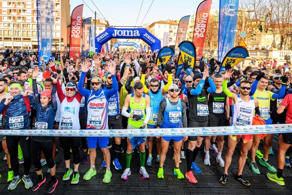 Partenza delle distanze competitive della Bologna Marathon con migliaia di runner al via