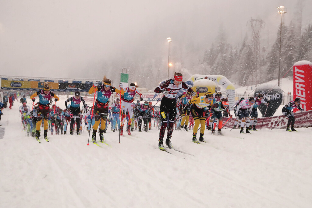 Partenza della gara femminile della Marcialonga 70 km 2026 a Moena sotto una fitta nevicata