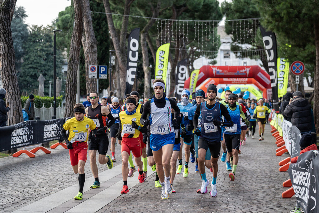 Partenza della Mezza sul Brembo 2026 a Dalmine con il gruppo di testa