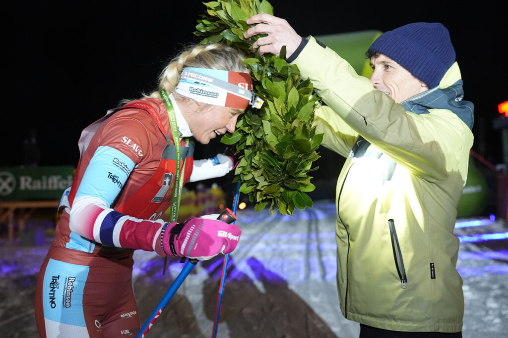 Oda Nerdrum premiata all’arrivo della Moonlight Classic Alpe di Siusi 2026 dopo la vittoria nella 30 km femminile di sci di fondo in notturna