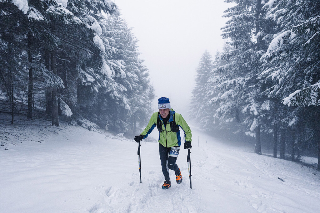 Atleta impegnato in salita sulla neve durante la SkySnow Schia Monte Caio, tappa del circuito SkySnow, lungo una strada forestale dellāAppennino parmense
