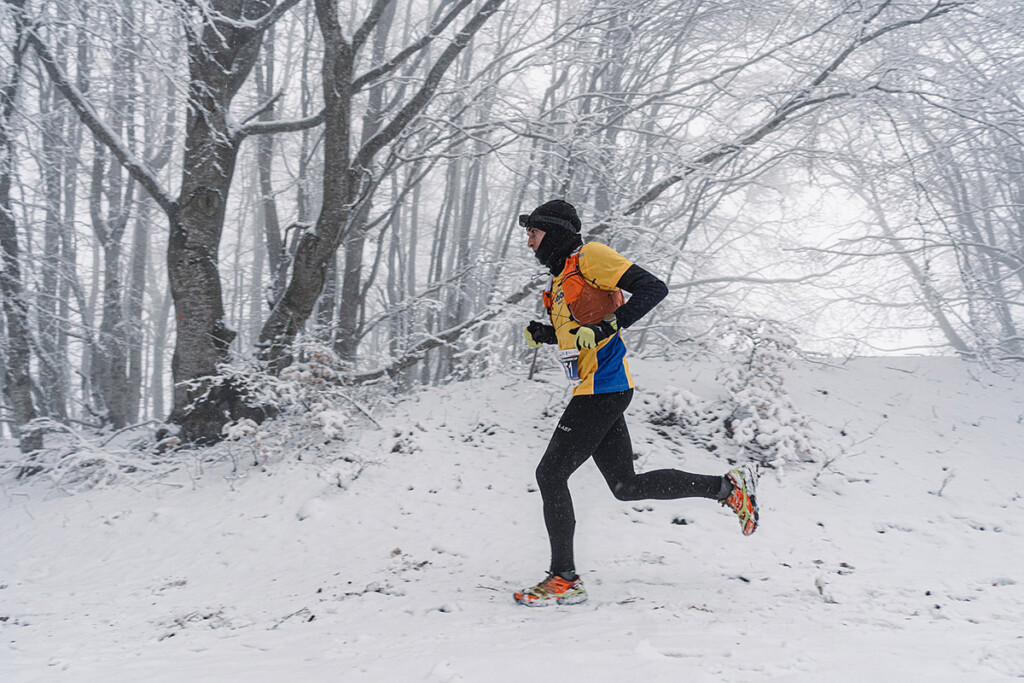 Atleta in gara sulla neve durante la SkySnow Schia Monte Caio, tappa del circuito SkySnow, nel bosco dellāAppennino parmense
