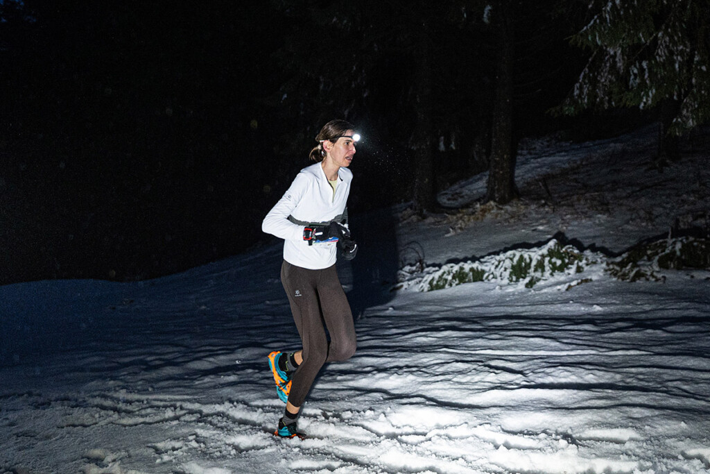 Benedetta Broggi impegnata sul percorso innevato della SkySnow Schia Monte Caio 2026 in notturna.