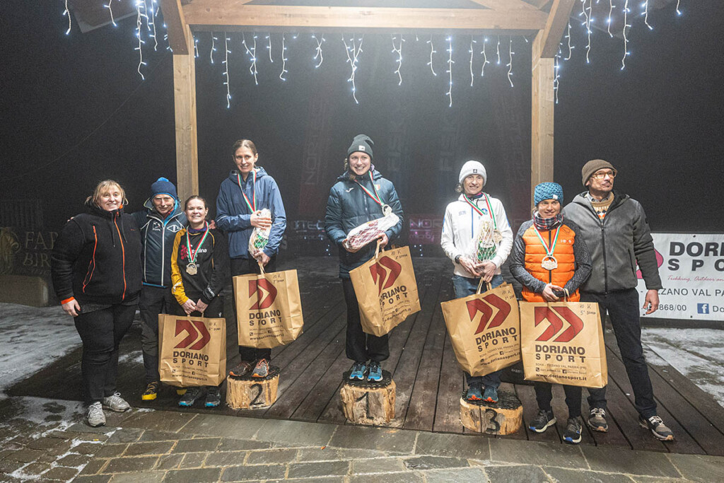 Podio femminile della SkySnow Schia Monte Caio 2026 durante la cerimonia serale di premiazione.