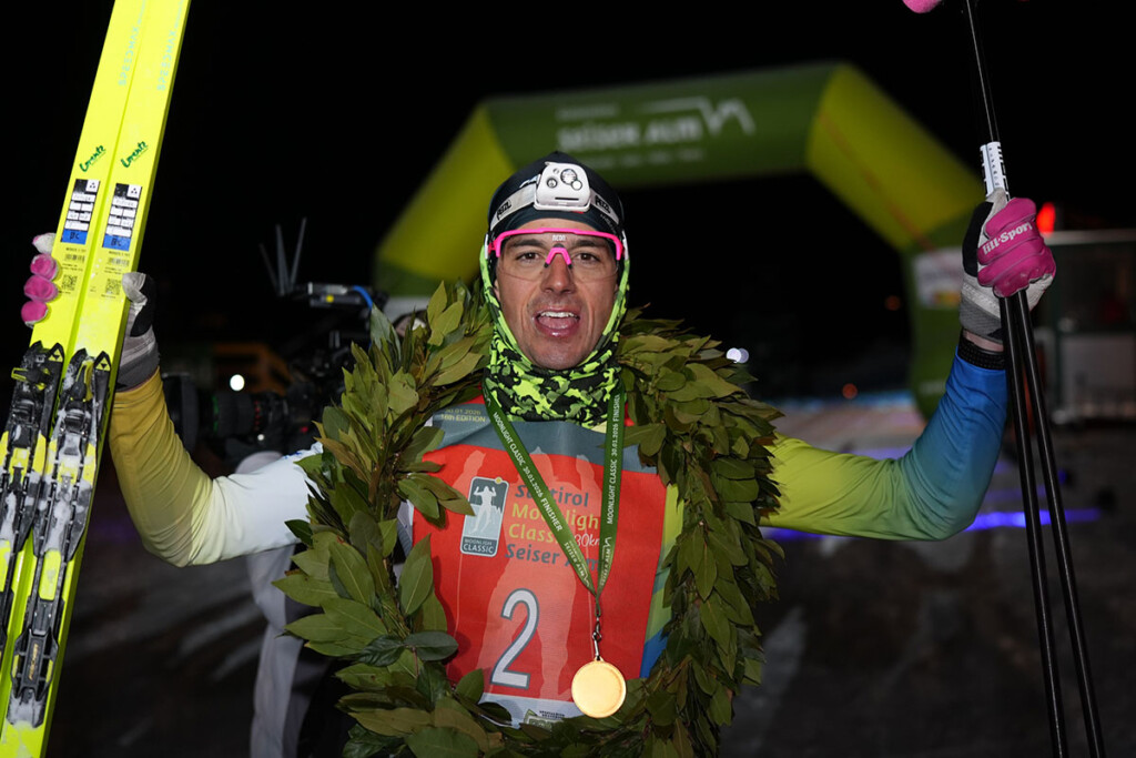 Stefano Mich festeggia il successo alla Moonlight Classic Alpe di Siusi 2026 nella gara di sci di fondo in notturna