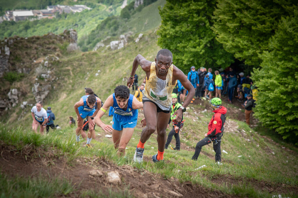 Philemon Kiriago al comando sul ripido tratto del Vertical Nasego, inseguito dagli azzurri Andrea Elia e Andrea Rostan durante la prova di Coppa del Mondo di corsa in montagna.