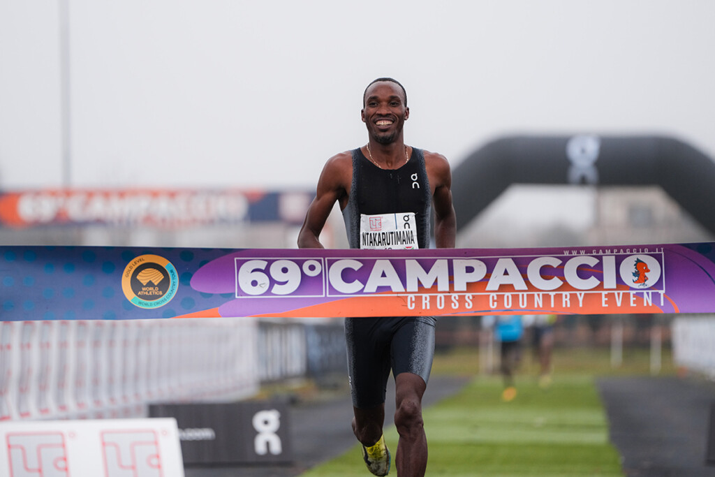 Egide Ntakarutimana taglia il traguardo del 69° Campaccio Cross Country a San Giorgio su Legnano, primo nella gara maschile.