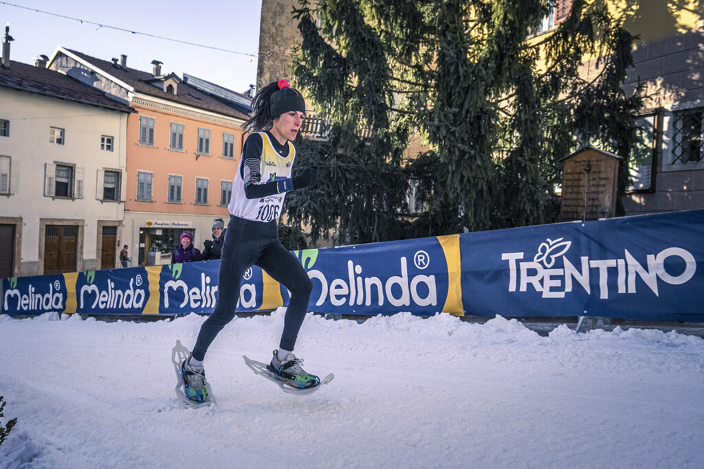 Vivien Bonzi in azione con le ciaspole durante La Ciaspolada 2026