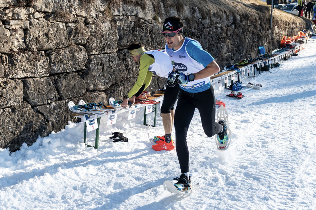 Roberto Delorenzi e Alex Baldaccini nella zona cambio con le ciaspole a La Ciaspolada 2026