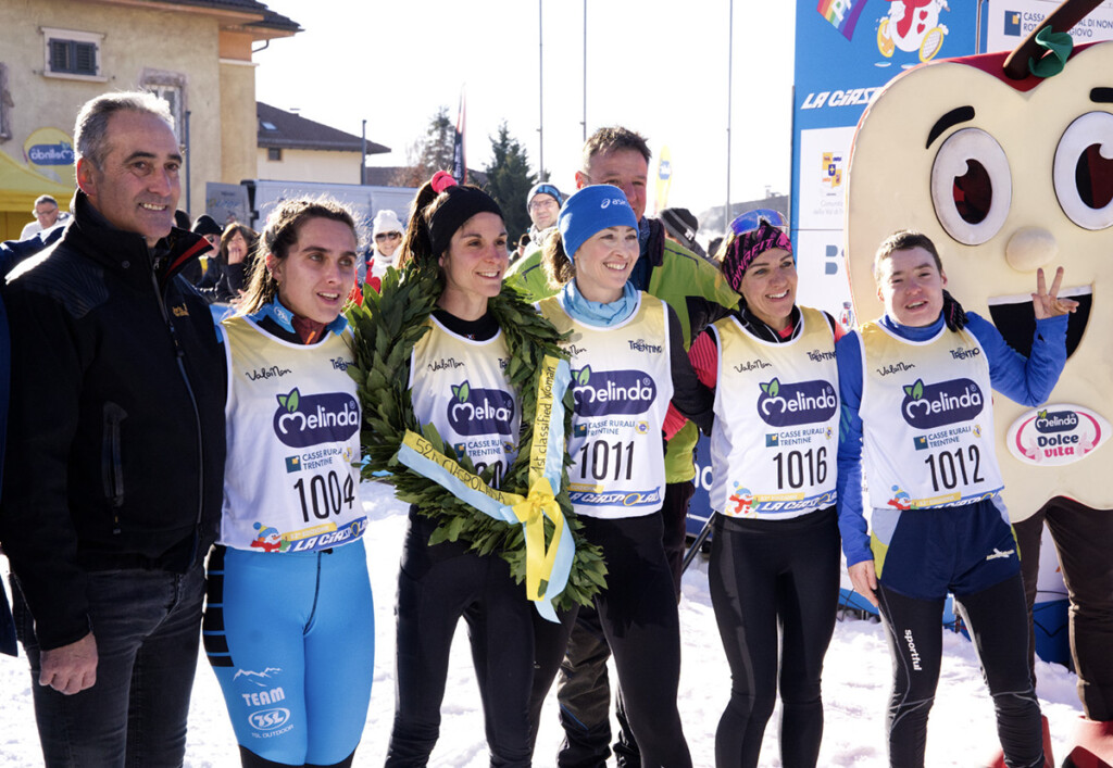 Vivien Bonzi vincitrice della Ciaspolada 2026 insieme alle altre protagoniste della gara femminile a Fondo