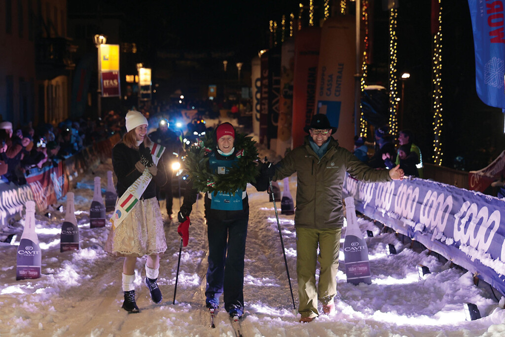 Arrivo notturno di Roberto Montolli, ultimo classificato della 53ª Marcialonga, accolto a Cavalese da Soreghina Pamela Croce e dal presidente Tiziano Romito.
