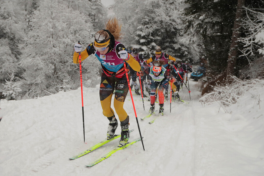 Emilie Fleten guida il gruppo femminile nella Marcialonga 70 km 2026 sotto una fitta nevicata