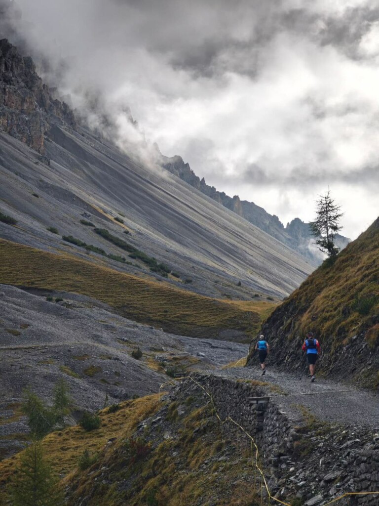runner si allenano in gruppo sotto la guida di Alex Baldaccini Born to Trail