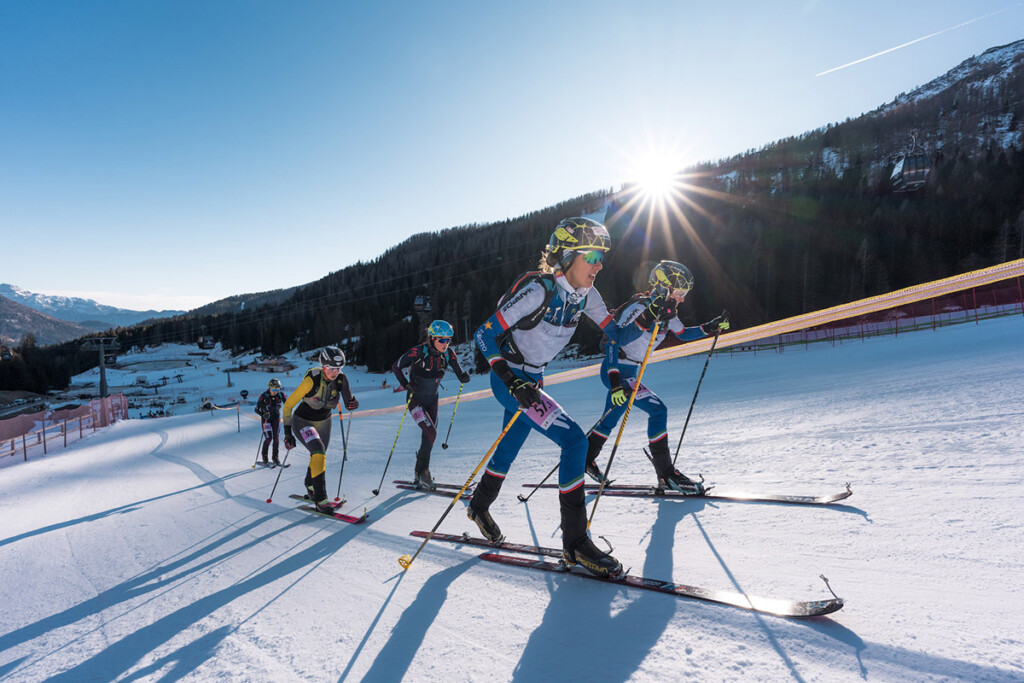 Atlete impegnate nella mixed team relay ai Campionati italiani di sci alpinismo a San Martino di Castrozza