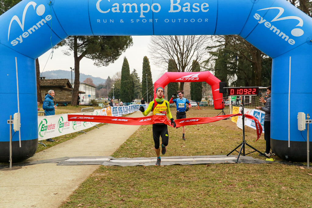 Paolo Poli vince la Scaldagambe Winter Trail 2025 a Carvico davanti a Federico Zambelli