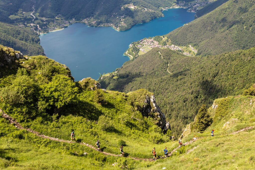Ledro Sky 2025 lago e atleti in alto