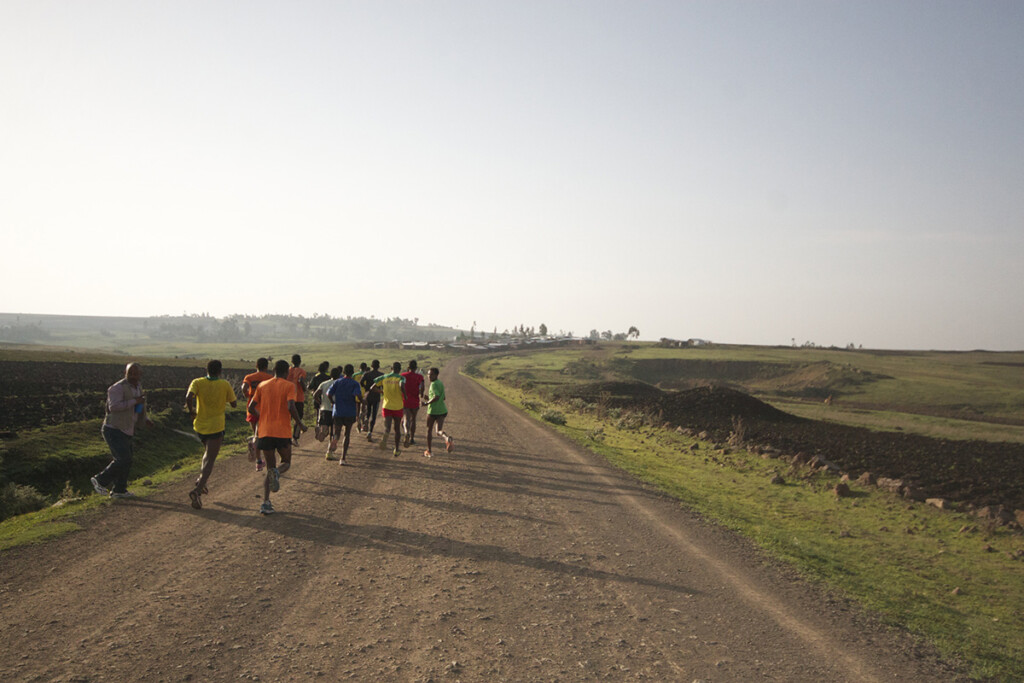 Runner etiopi si allenano su strada sterrata a Sendafa nel libro Fino al limite di Michael Crawley