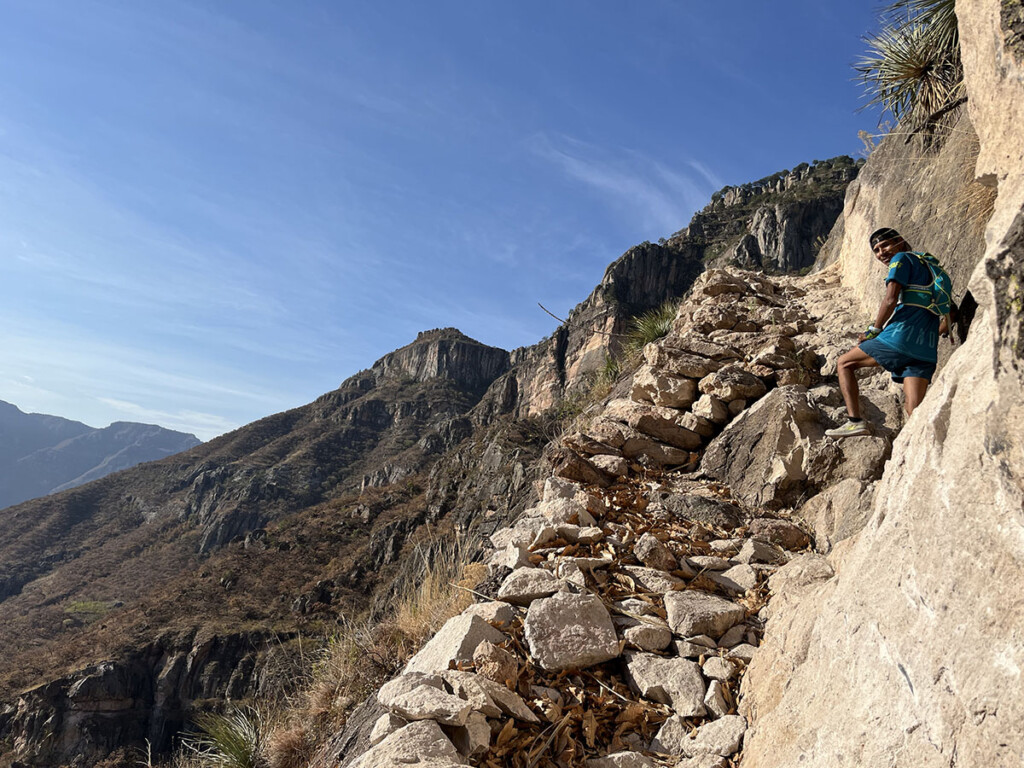Silvino Cubesare corre su un sentiero montano in Messico nel libro Fino al limite di Michael Crawley