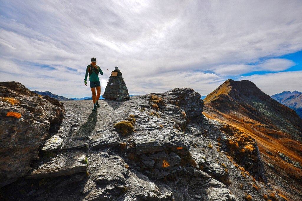 Noor Van Der Veen sul Col des Fontaines lungo il percorso del TOR330 Tor des Géants