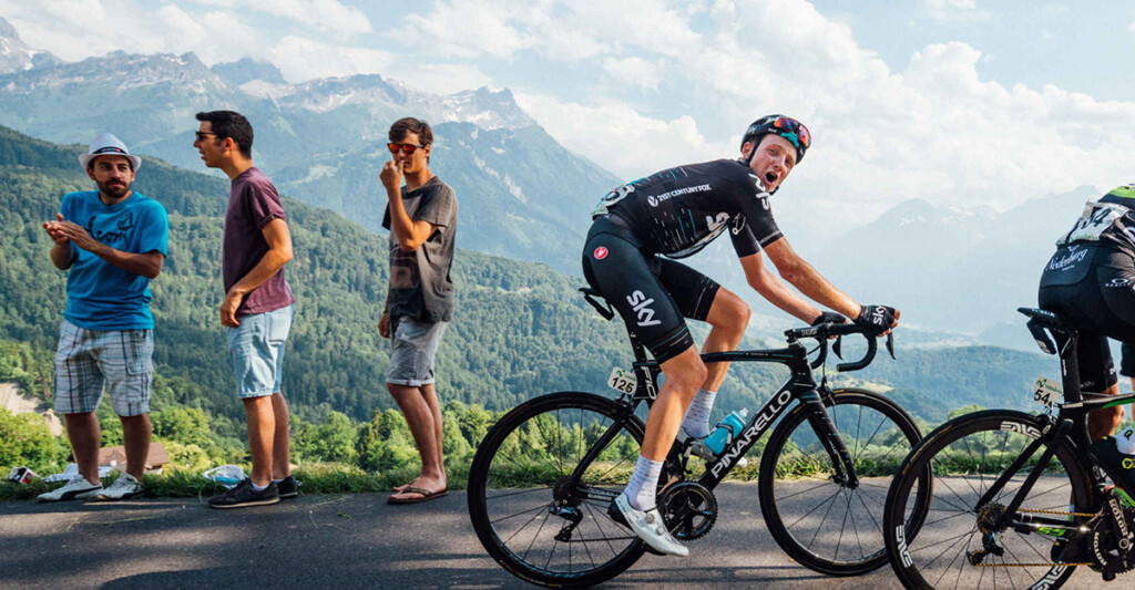 Tao Geoghegan Hart in gara con Ineos Grenadiers, uno degli atleti intervistati da Michael Crawley nel libro Fino al limite