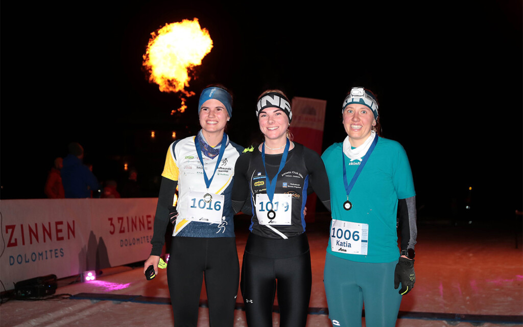 Lena Zingerle prima davanti a Lisa Thaler e Katia Engl sul podio della Drei Zinnen Winter Night Run 2026 a Sesto Pusteria.