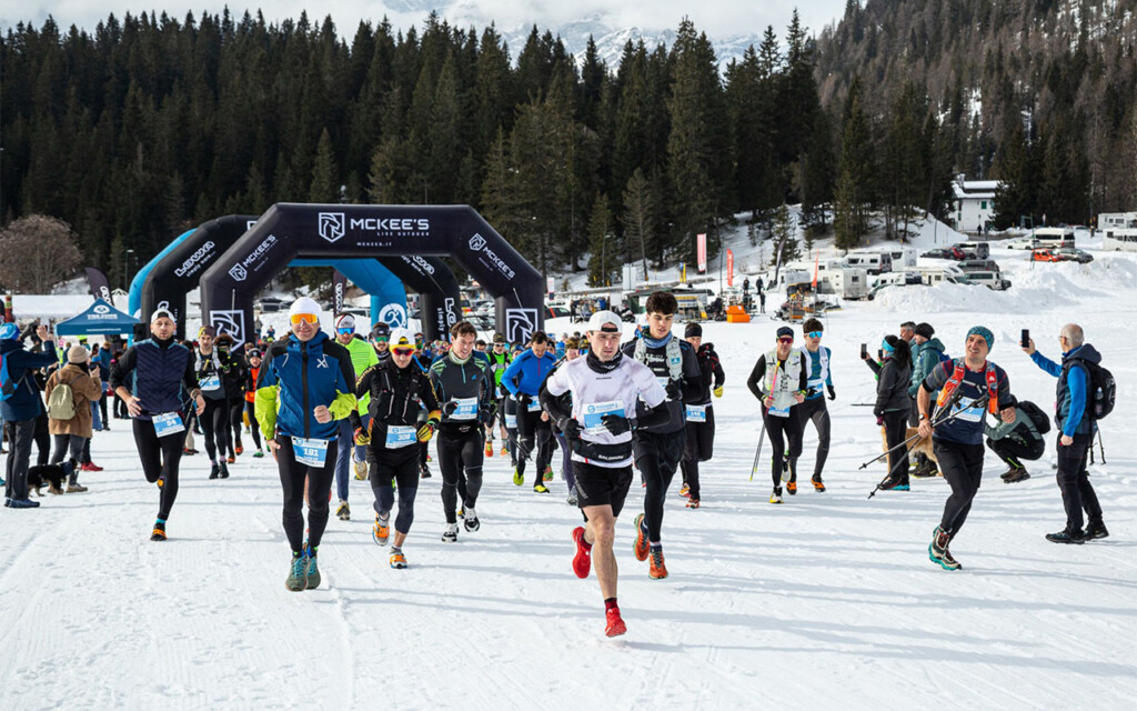 Partenza della Misurina Winter Run 2026 ai piedi delle Tre Cime di Lavaredo con atleti sui 17 km sulla neve.