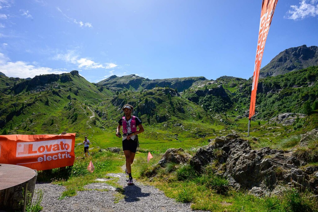 Cristian Minoggio in gara al Trail del Centenario 2026 nei pressi del Rifugio Calvi lungo il percorso della 50 km
