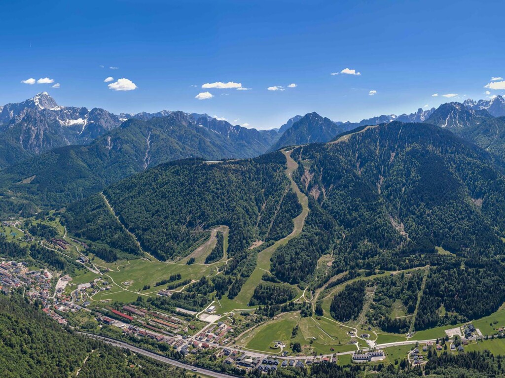 Vista panoramica di Tarvisio e Camporosso nelle Alpi Giulie, sede del Campionato Nazionale CSI di corsa in montagna 2026.