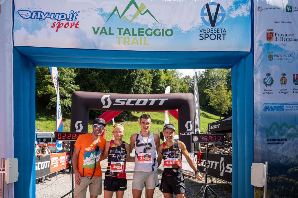 Mario Poletti con Mattia Gianola, Luca Arrigoni e Paolo Poli sul podio della Val Taleggio Trail 2026