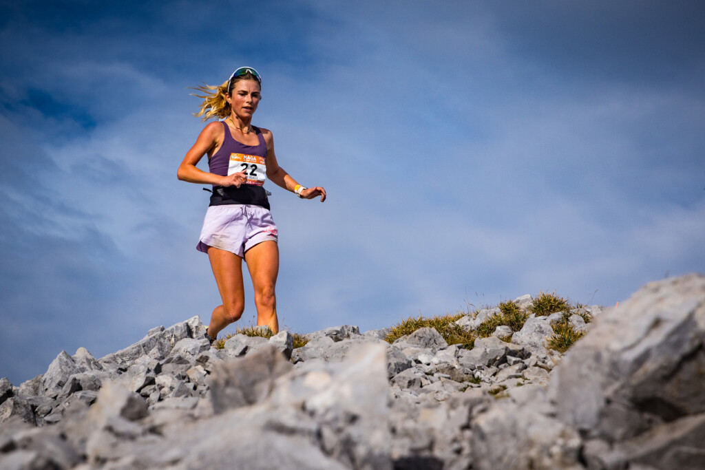 Natalie Beadle in gara su terreno roccioso alla Maga Skymarathon 2026