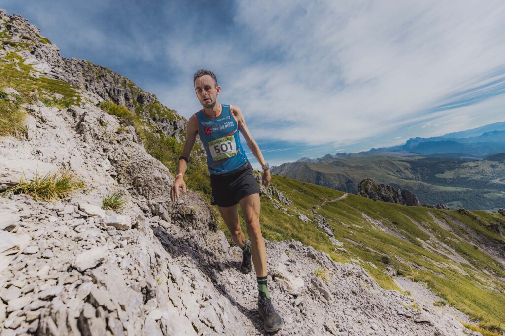 Alex Baldaccini su un tratto roccioso della Maga SkyRace 2026