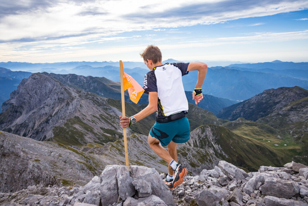William Boffelli in gara su un tratto roccioso della Maga Skymarathon 2026 sulle Orobie