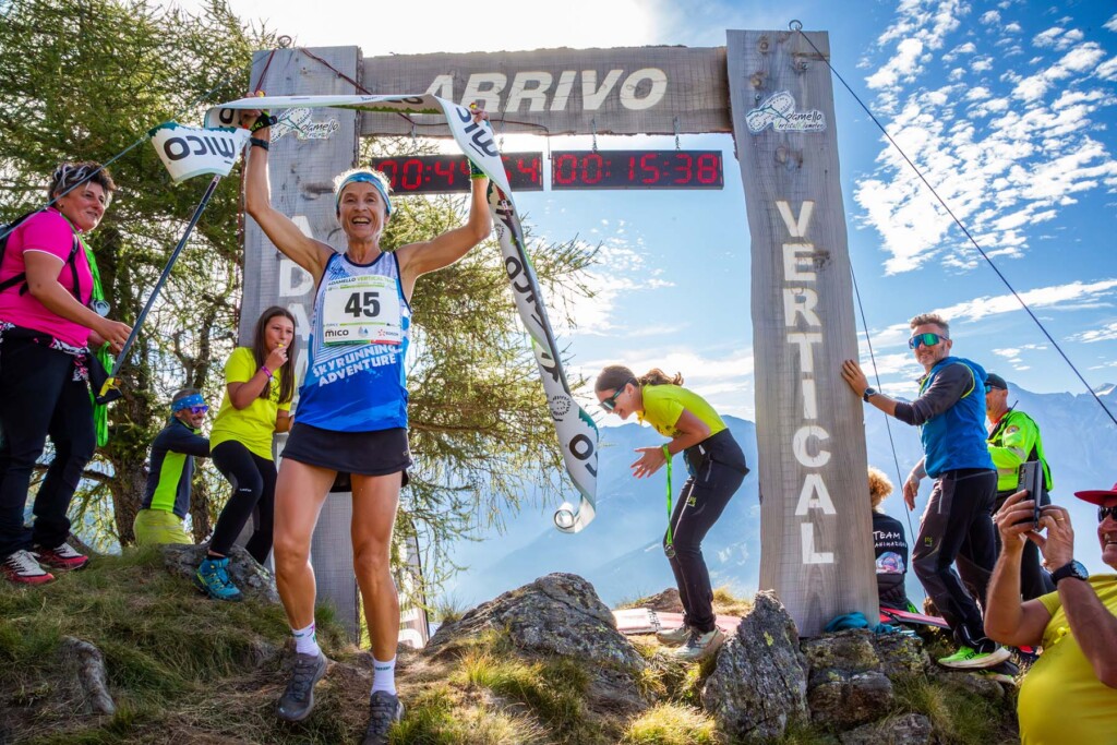 Corinna Ghirardi al traguardo dell’Adamello Vertical Kilometer 2026