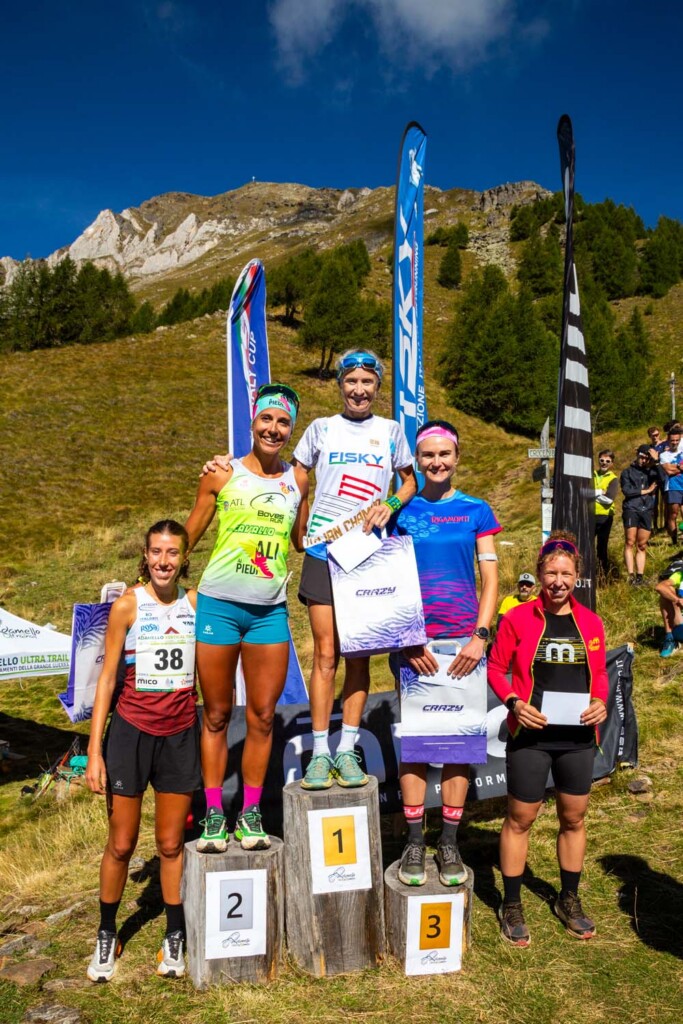 Corinna Ghirardi, Alice Minetti, Anna Lena Hofer, Martina Pozzi e Cristina Filippini alla premiazione dell’Adamello Vertical Kilometer 2026