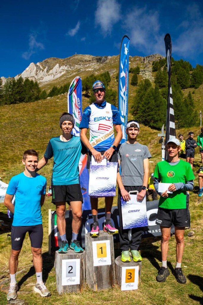Daniel Thedy, Alex Rigo, Cesare Peter Bettoli, Davide Magnini e Luca Magri alla premiazione dell’Adamello Vertical Kilometer 2026