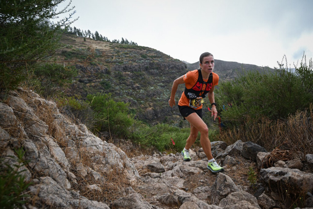 Everarda Van Dongen durante la gara Vertical dei Mondiali Skyrunning 2026 a La Gomera