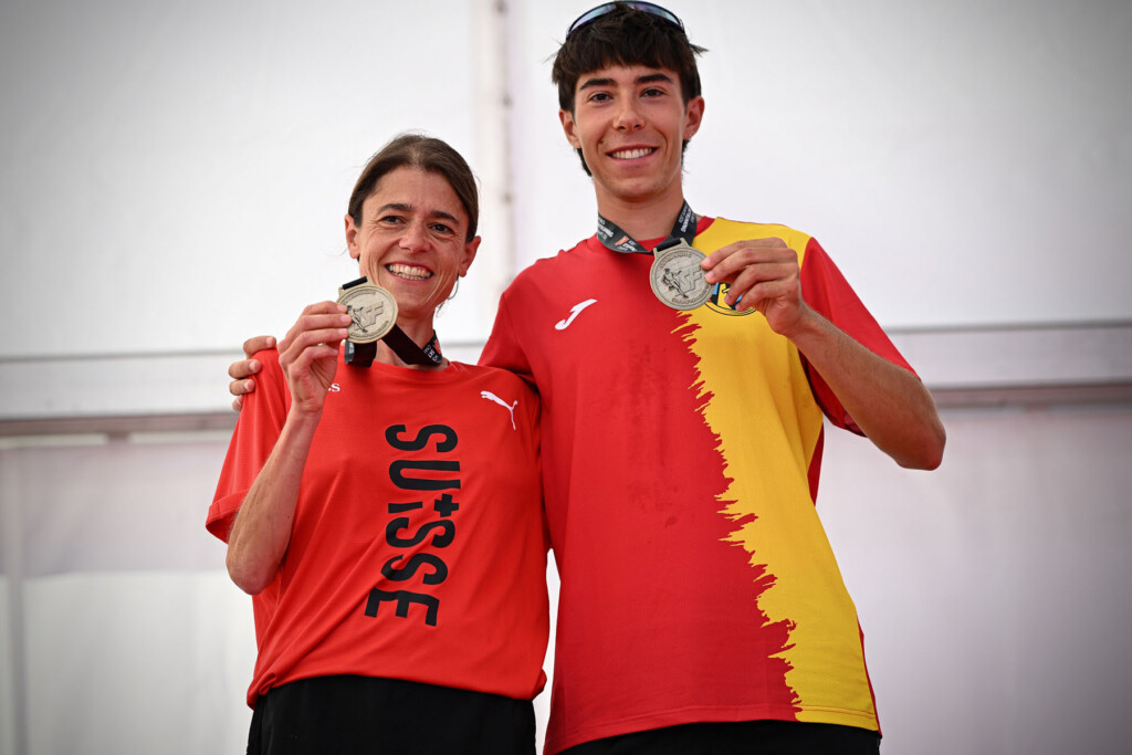 Paola Stampanoni e Lluis Puigvert con le medaglie d’oro del Vertical ai Mondiali Skyrunning 2026