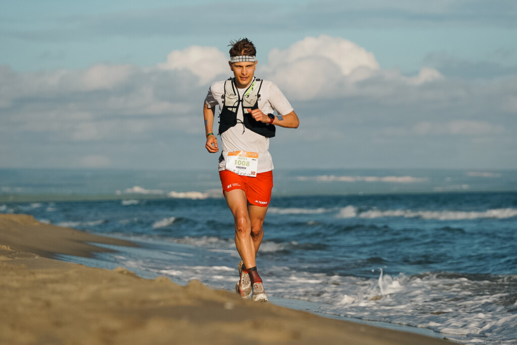 Atleta della Puglia by Utmb 2025 in corsa sulla spiaggia della costa ionica