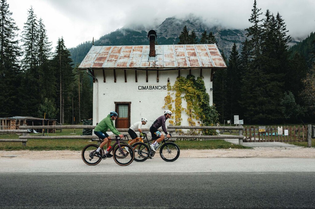 Ciclisti di The Great Ride 2026 in transito a Cimabanche verso Cortina d’Ampezzo