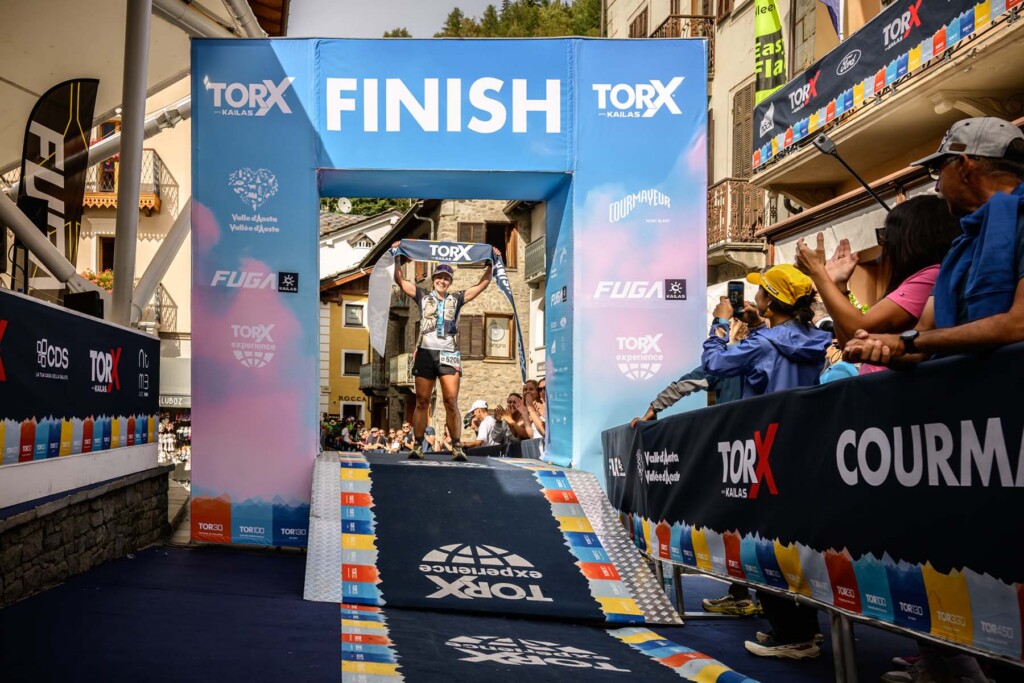 Rebecca Hormann all'arrivo del TOR100 Cervino-Monte Bianco a Courmayeur