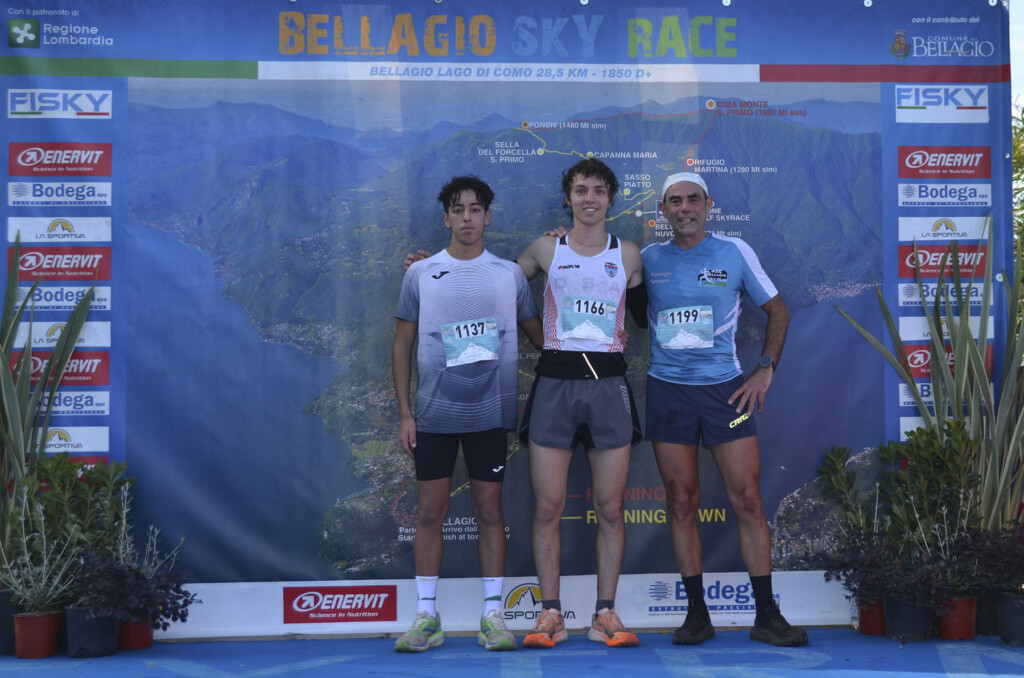 Podio maschile Bellagio Half Skyrace 2026: Giorgio Lanzoni primo, Rayan El Azzouzi secondo e Manolo Pertusini terzo.