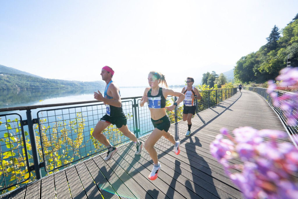 Greta Haselrieder durante La 30 Trentina 2026 sul lungolago di Levico
