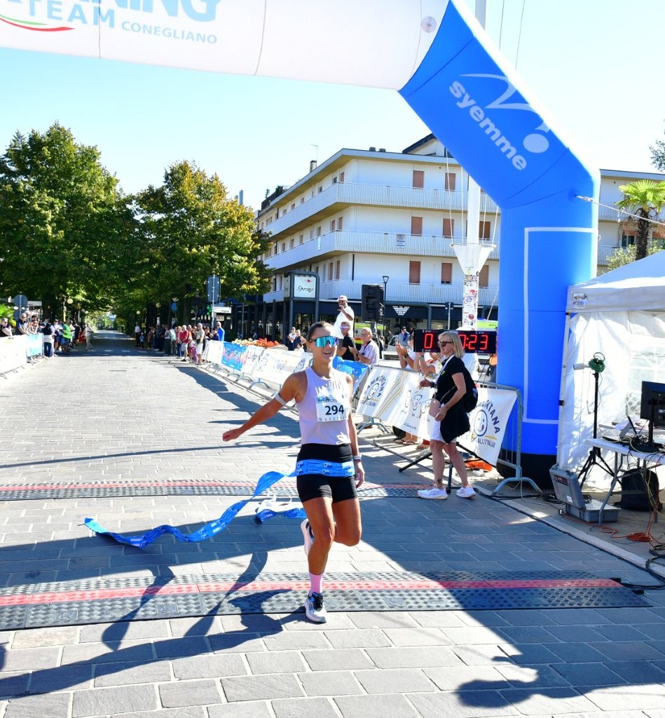 Linda Pagura taglia il traguardo da vincitrice della Over Borders Half Marathon 2026