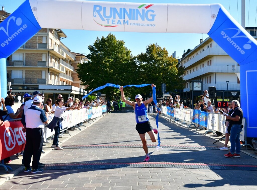 Marco Nardini taglia il traguardo da vincitore della Over Borders Half Marathon 2026
