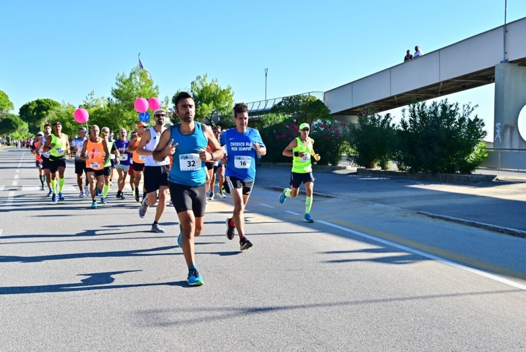 Atleti della Over Borders Half Marathon 2026 sul lungomare di Lignano Sabbiadoro