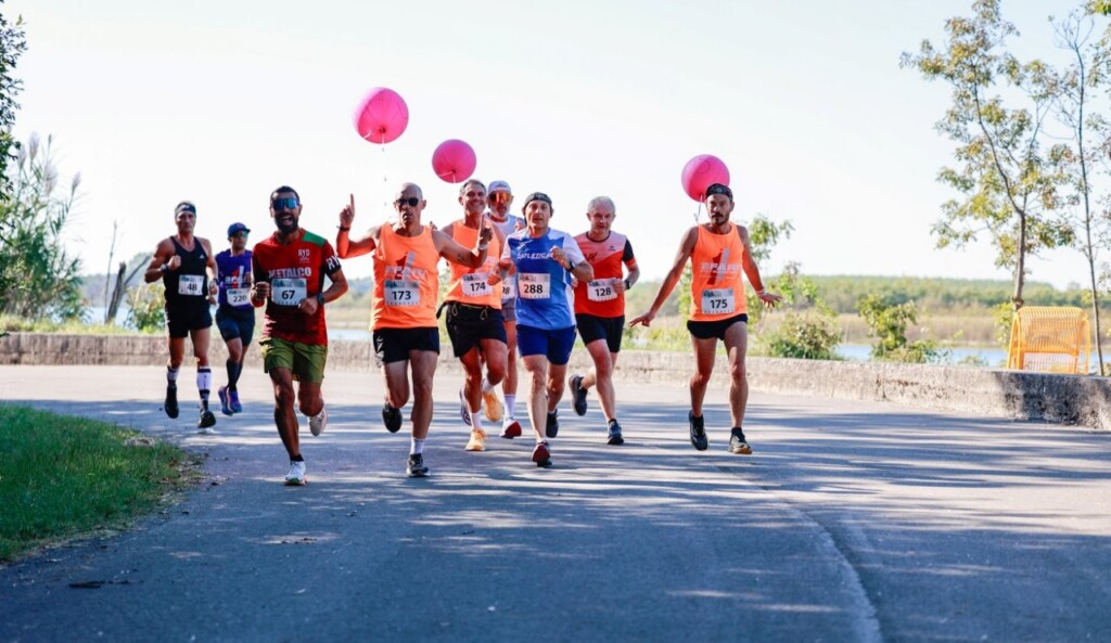 Atleti della Over Borders Half Marathon 2026 lungo il Tagliamento